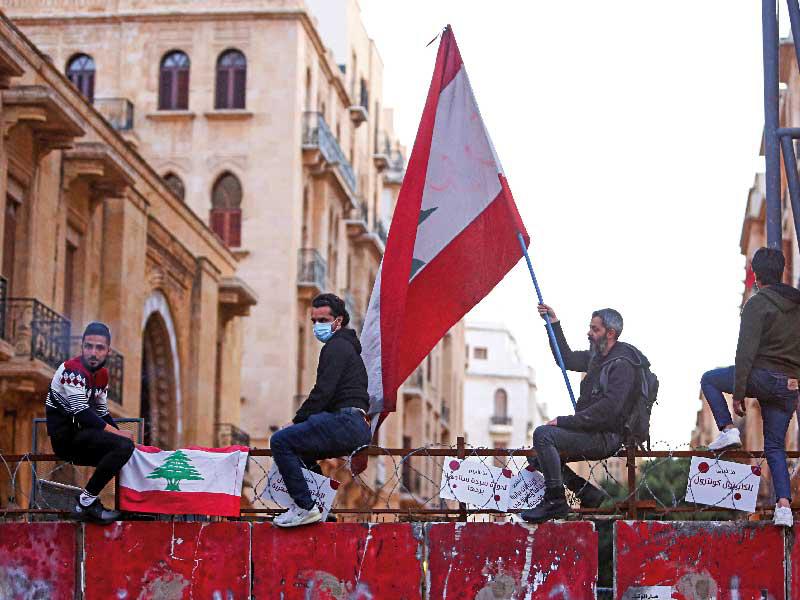 لبنانيون يتظاهرون قرب البرلمان في وسط بيروت أمس الأول  	(رويترز)