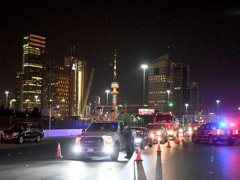 نقاط أمنية ليلية لتنفيذ قرار الحظر الجزئي (تصوير نوفل إبراهيم)