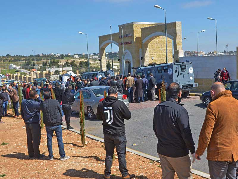 أردنيون متجمّعون خارج مستشفى السلط الحكومي أمس   (رويترز)