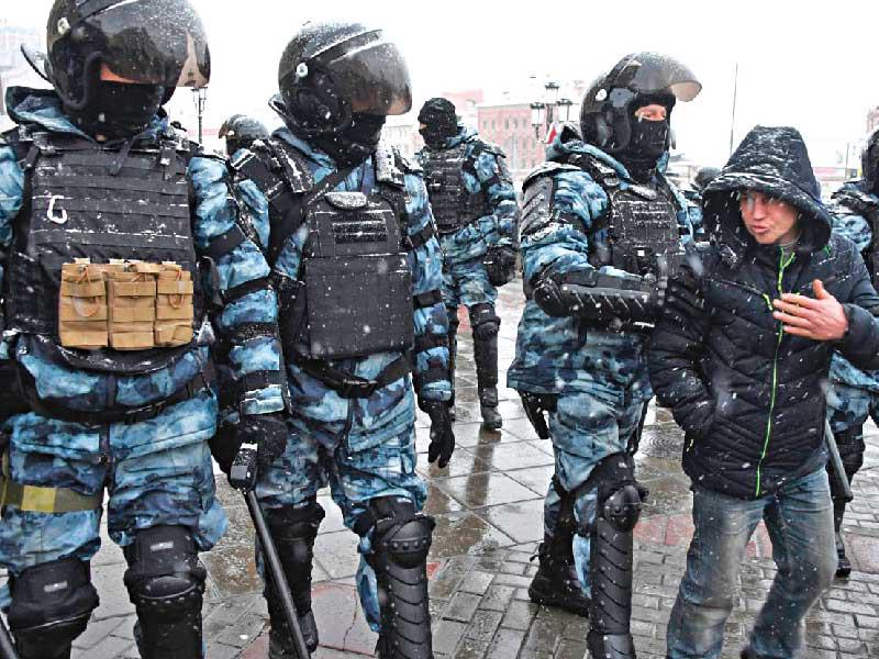 قوات الأمن الروسية تلقي القبض على العديد من الأشخاص بعد فض تجمع للمعارضة في موسكو