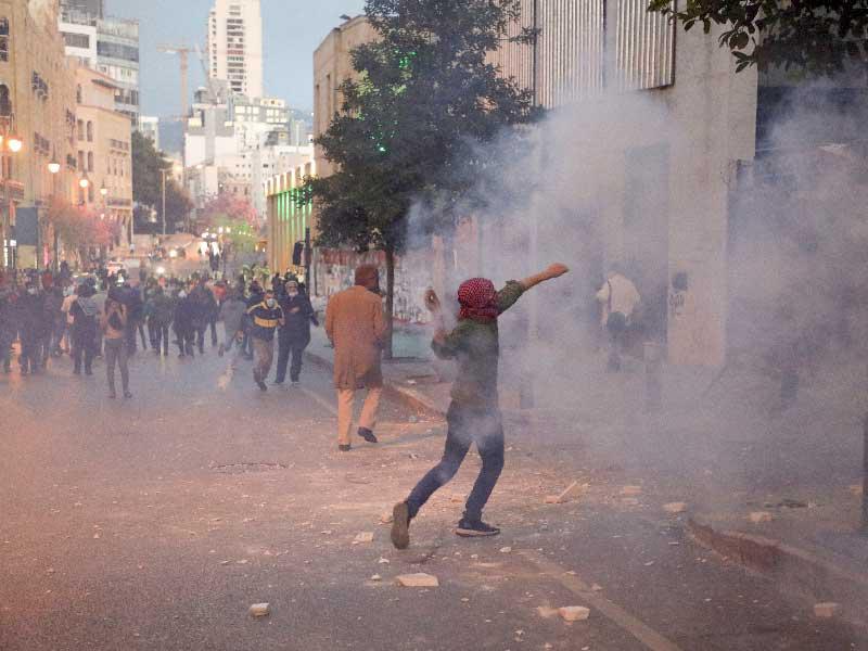 دخان يتصاعد من الغاز المسيل للدموع خلال احتجاج على انخفاض الليرة اللبنانية وتزايد الصعوبات الاقتصادية ، في بيروت