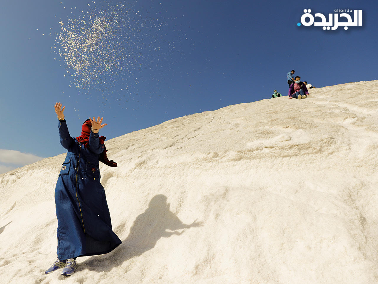 مصريون يتزلجون على تلال الملح بدلاً من الجليد