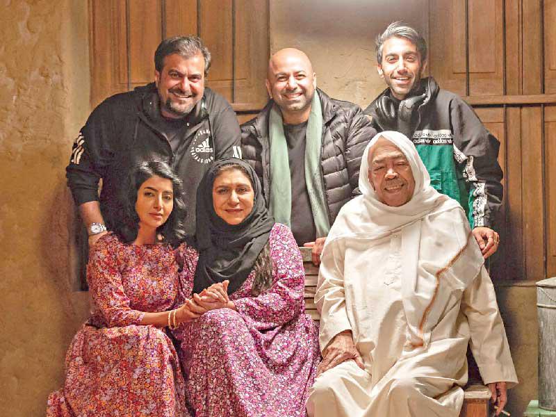 المخرج التلفزيوني مناف عبدال مع نجوم مسلسل «محمد علي رود» 