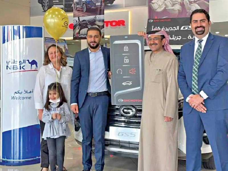 عمرالقاضي وهالة الشعيبي يسلمان الفائز الجائزة