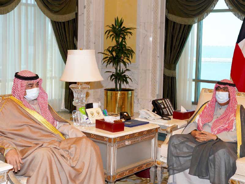  سمو نائب الأمير ولي العهد الشيخ مشعل الأحمد مستقبلاً  رئيس مجلس الوزراء سمو الشيخ صباح الخالد أمس