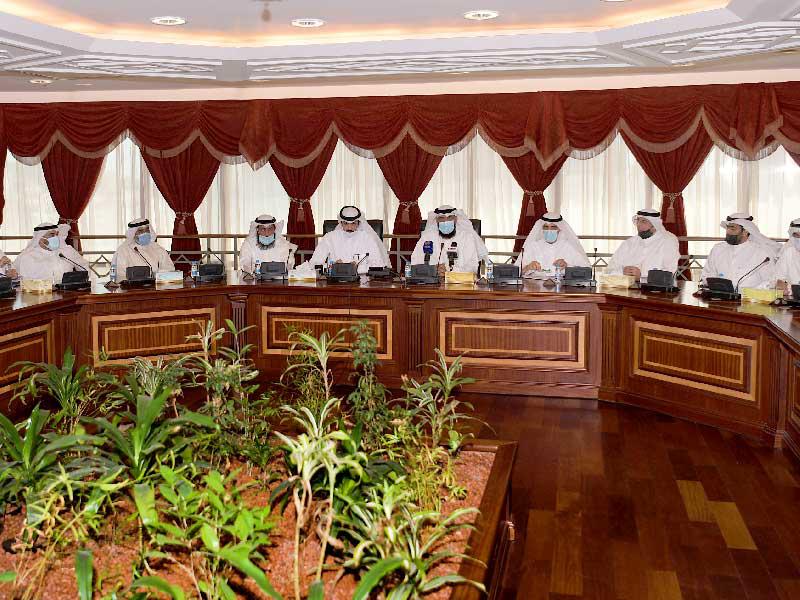 وزير الكهرباء والماء والطاقة المتجددة، وزير الشؤون الاجتماعية والتنمية المجتمعية د. مشعان العتيبي خلال لقاء الاتحاد ورؤساء الجمعيات أمس  t  (تصوير ميلاد غالي)