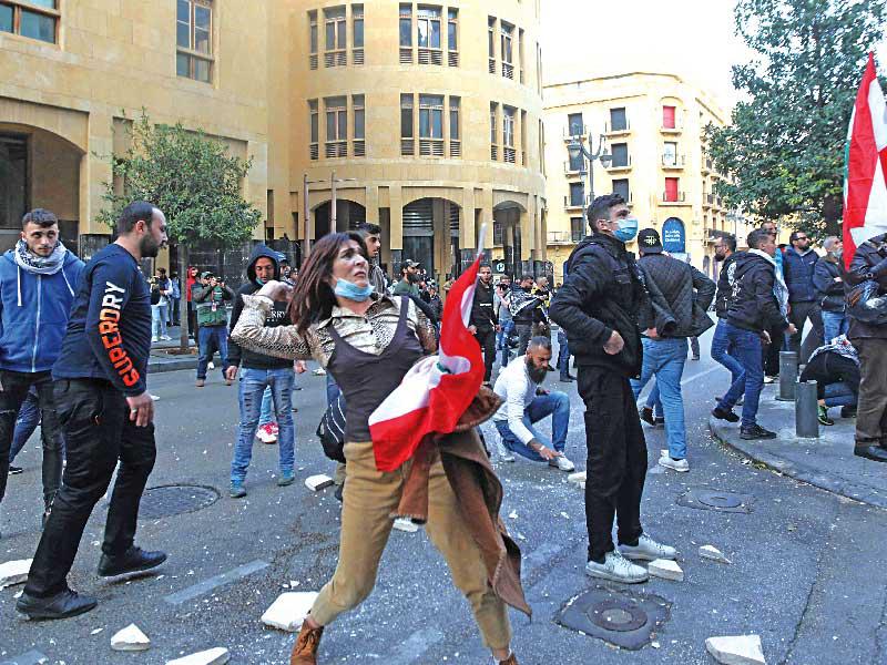 لبنانية ترشق مبنى مجلس النواب بالحجارة خلال تظاهرة أمس الأول في وسط بيروتt (أ ف ب)
