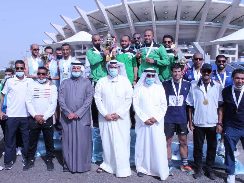 مستشار مكتب وزير الإعلام والثقافة ووزير الدولة لشؤون الشباب رئيس اللجنة الفنية لألعاب القوى للوزارات محمود أبل يتوسط الفائزين بالسباق