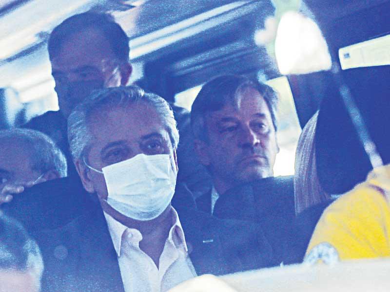 محتجّون يهاجمون حافلة تقلّ الرئيس الأرجنتيني ألبرتو فرنانديز