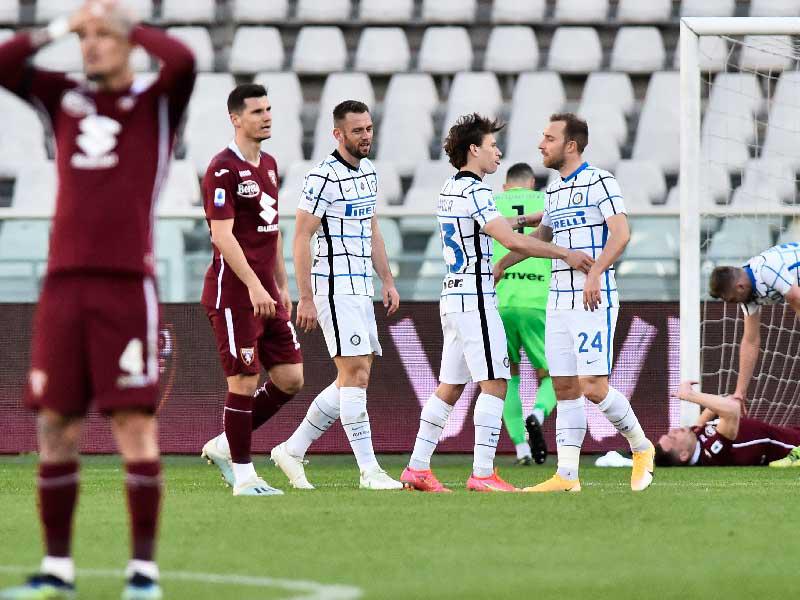 فرحة لاعبي إنتر ميلان بعد انتهاء المباراة