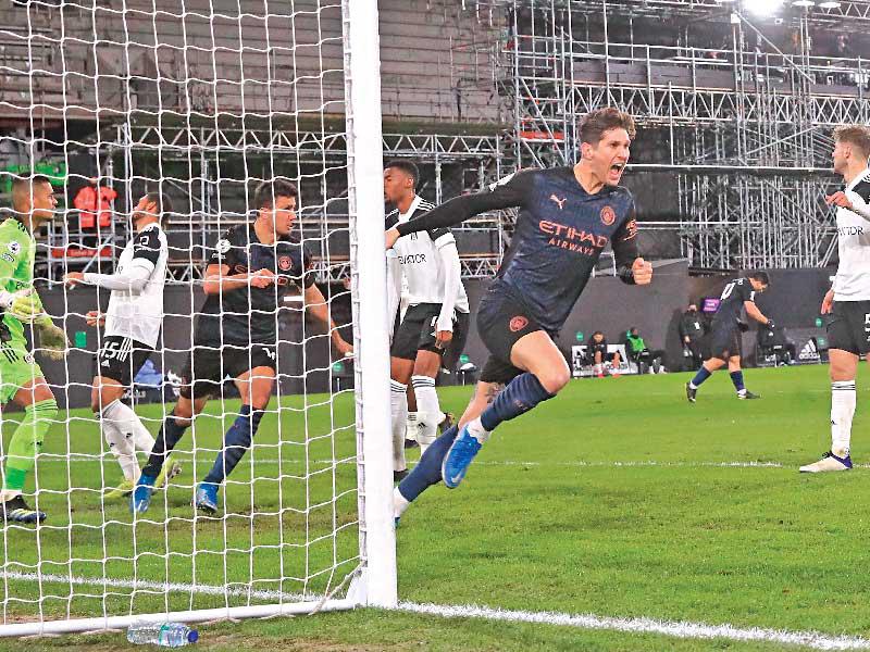 جون ستونز نجم مانشستر سيتي يحتفل بهدفه