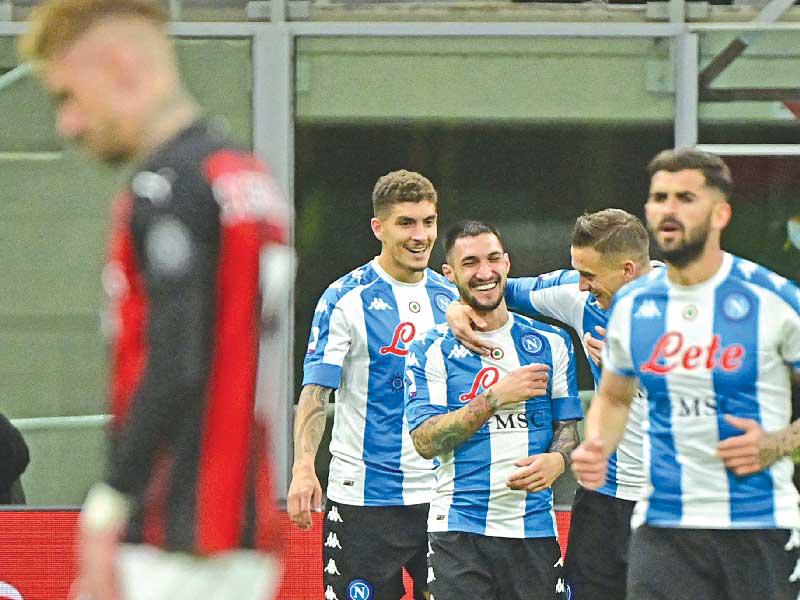 فرحة لاعبي نابولي بعد إحراز الهدف الأول