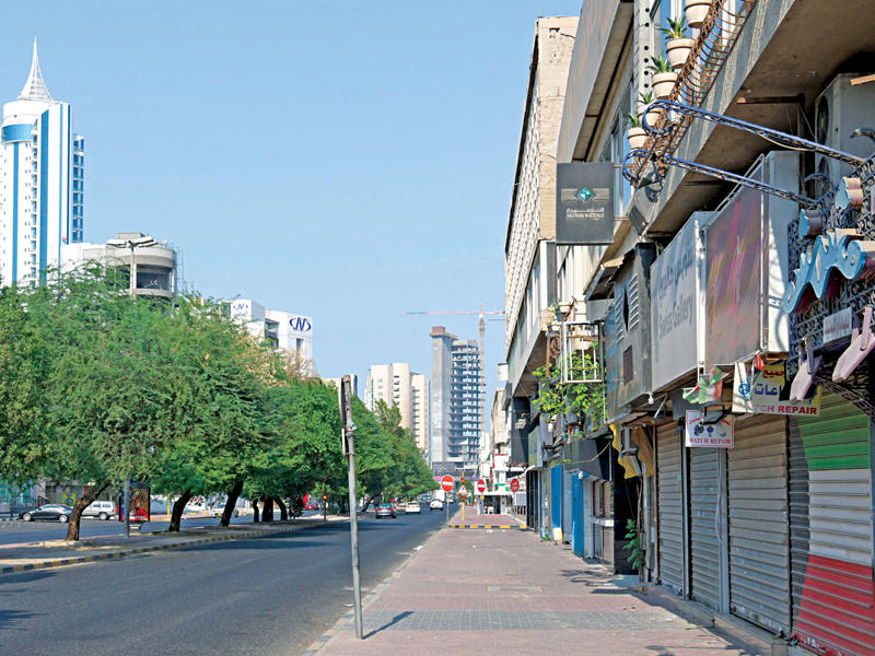 شوارع الكويت تخلو من المارة خلال فترة الحظر الجزئي 