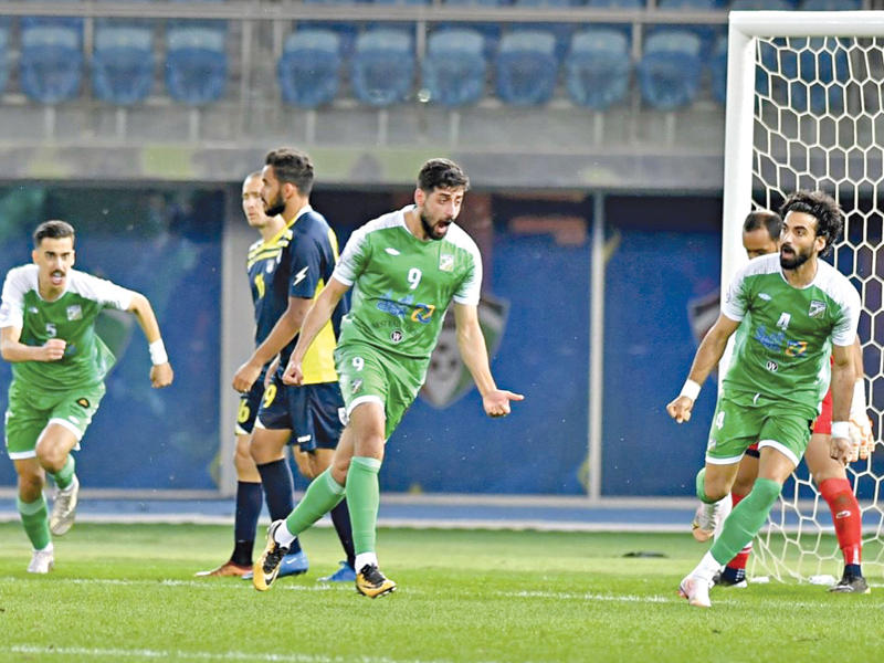 الدباغ محتفلاً بهدفه في شباك الساحل