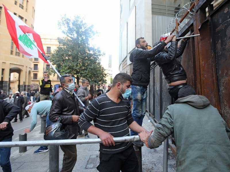 متظاهرون لبنانيون يحاولون اختراق بوابة محصنة تؤدي إلى مبنى البرلمان اللبناني