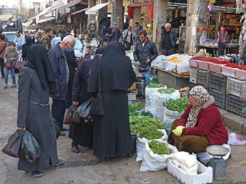 سوريات يتسوقن في دمشق أمس الأول       (إي بي إيه)