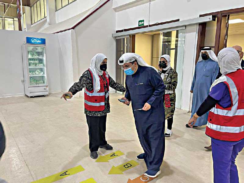 وكيل وزارة الصحة د. مصطفى رضا لدى أخذه التطعيم أمس