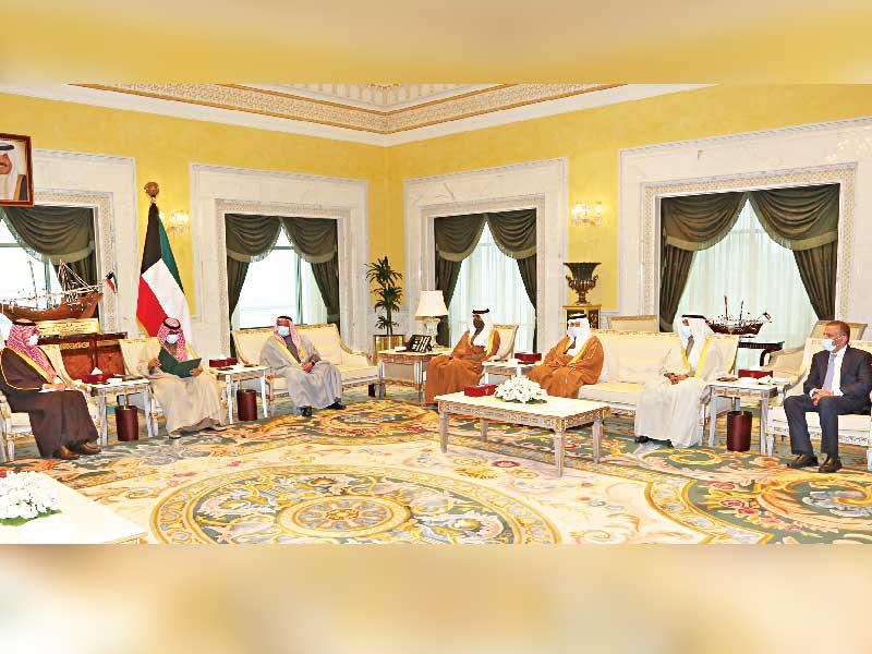  سمو نائب الأمير ولي العهد الشيخ مشعل الأحمد مستقبلاً سفير خادم الحرمين أمس