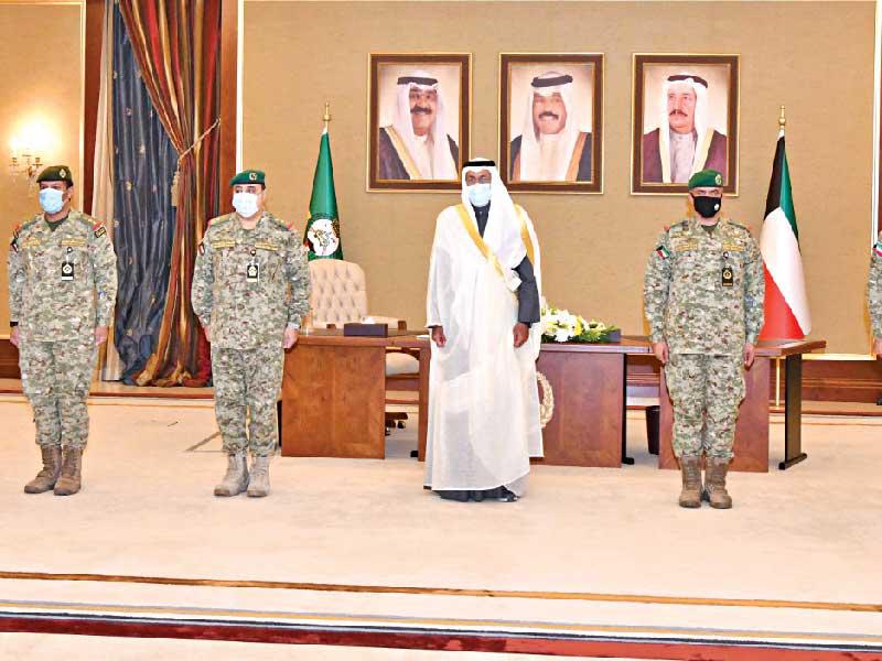 نائب رئيس الحرس الوطني الفريق أول متقاعد الشيخ أحمد النواف متوسطاً قادة الحرس خلال المناسبة أمس