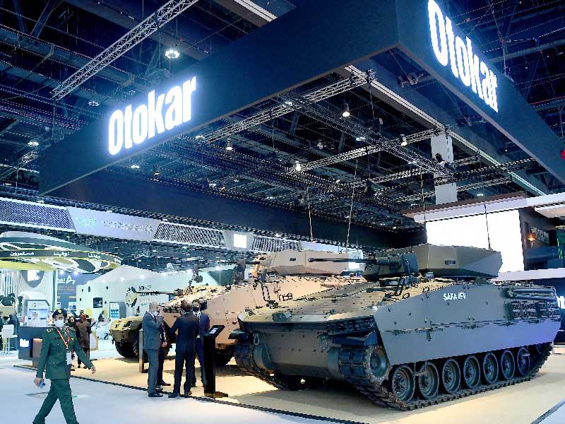 آليات عسكرية متطوّرة معروضة بمعرض «أيدكس» في أبو ظبي (اي بي آيه)