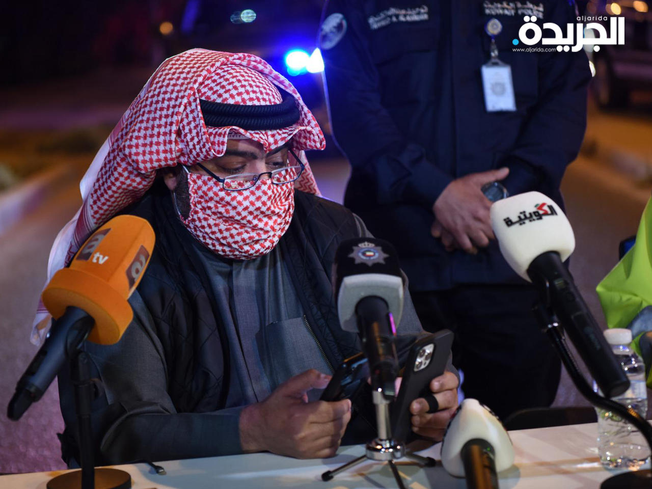 وزير الداخلية يهنئ الأوائل من الطلبة الضباط عبر الهاتف