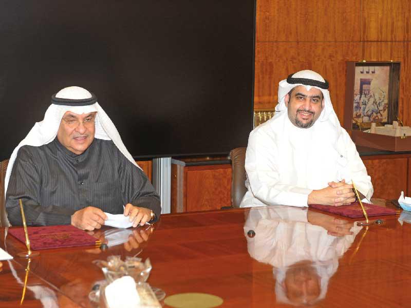 رئيس غرفة تجارة وصناعة الكويت محمـد جاسم الصقر ورئيس مجلس إدارة الجمعية الاقتصادية الكويتية عبدالوهاب الرشيد خلال توقيع الاتفاقية