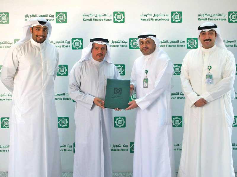 مدير أول الإعلام والعلاقات الحكومية محمد الفارس  وعبدالرحمن الزامل خلال توقيع الاتفاقية