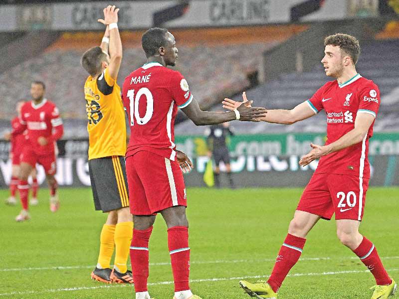 مانيه نجم ليفربول يهنيء جوتا بهدفه 