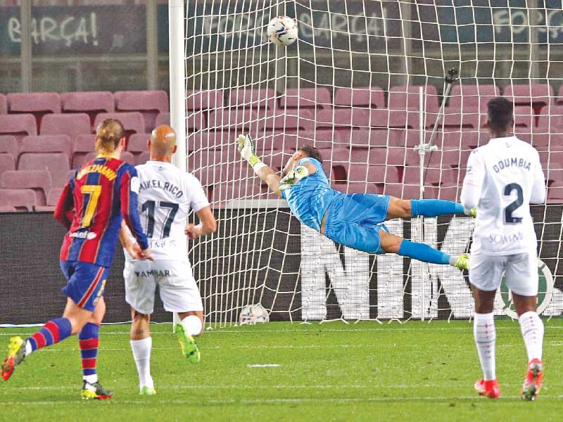 غريزمان نجم برشلونة يحرز هدفه في مرمى هويسكا