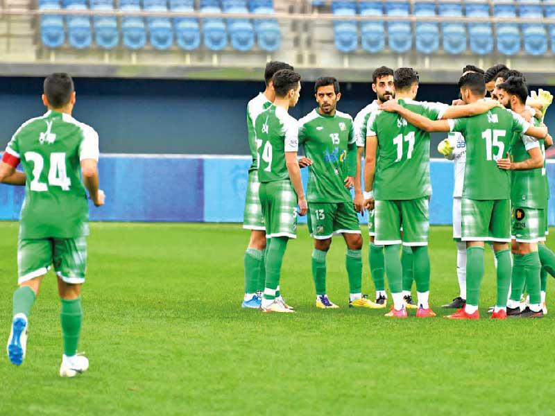 لاعبو العربي خلال لقاء الساحل أمس الأول 