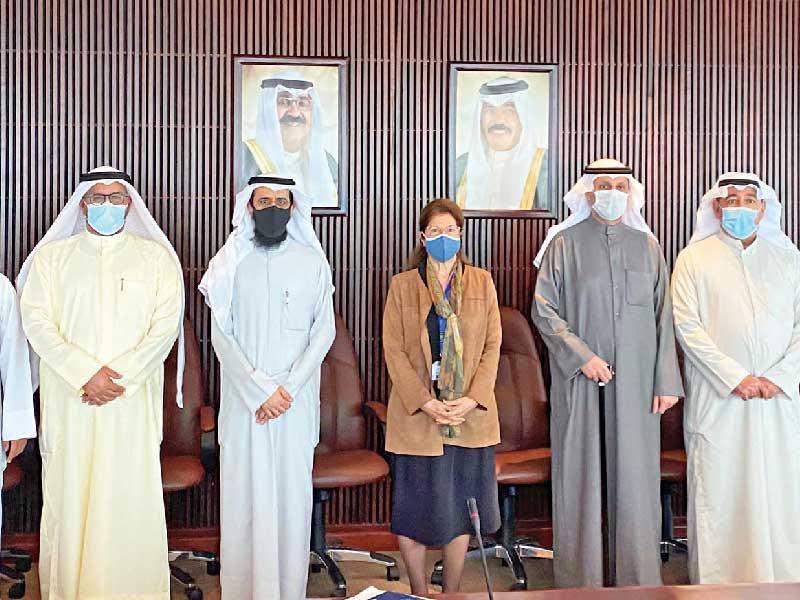 المشاركون في تدشين برنامج خدمة الطوارئ للصم 