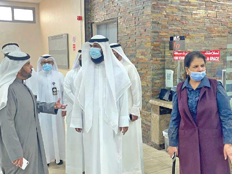  وزير الكهرباء والماء والطاقة المتجددة، وزير الشؤون الاجتماعية والتنمية المجتمعية، د. مشعان العتيبي ومديرة الهيئة العامة لشؤون ذوي الإعاقة، د. شفيقة العوضي خلال تفقد صالة المراجعين في «هيئة الإعاقة»