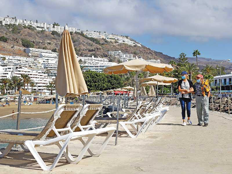 سائحان بأحد المنتجعات في بورتوريكو أمسt(رويترز)