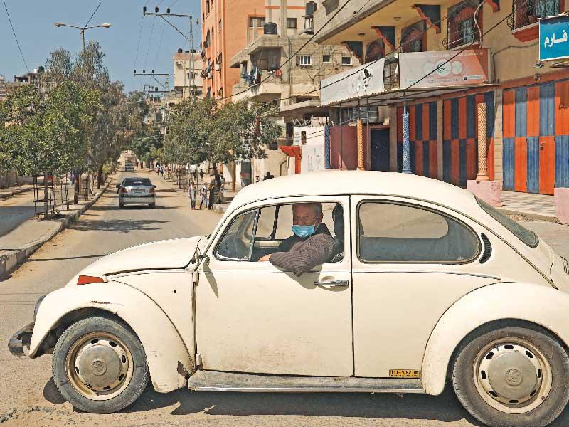 فلسطيني داخل سيارته القديمة في غزة t(أ ف ب )