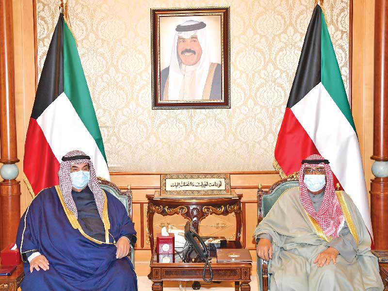  سمو نائب الأمير وولي العهد الشيخ مشعل الأحمد مستقبلا سمو الشيخ ناصر المحمد أمس