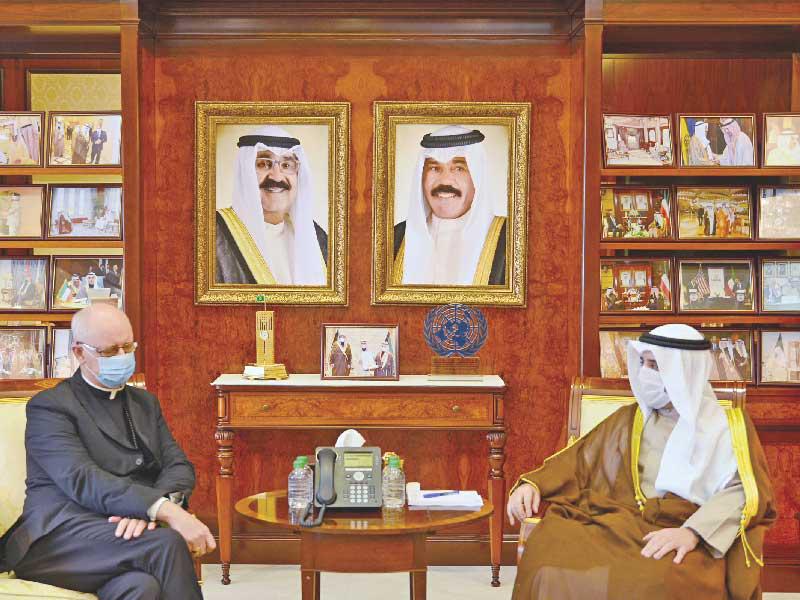 وزير الخارجية وزير الدولة لشؤون مجلس الوزراء الشيخ الدكتور أحمد الناصر لدى تسلمه أوراق اعتماد سفير الفاتيكان 