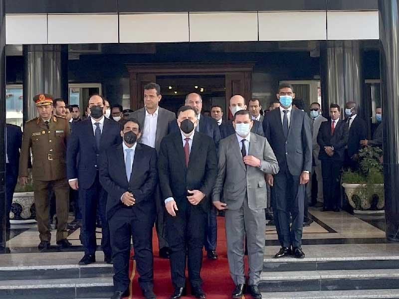 رئيس الوزراء الليبي عبد الحميد الدبيبة  ورئيس الوزراء الليبي السابق المعترف به دوليًا فايز السراج  ومحمد المنفي رئيس مجلس الرئاسة في صورة بعد مراسم التسليم في طرابلس