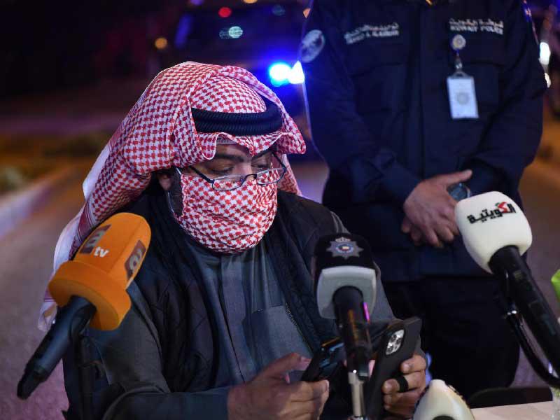 وزير الداخلية الشيخ ثامر العلي خلال الاتصال بالطلبة