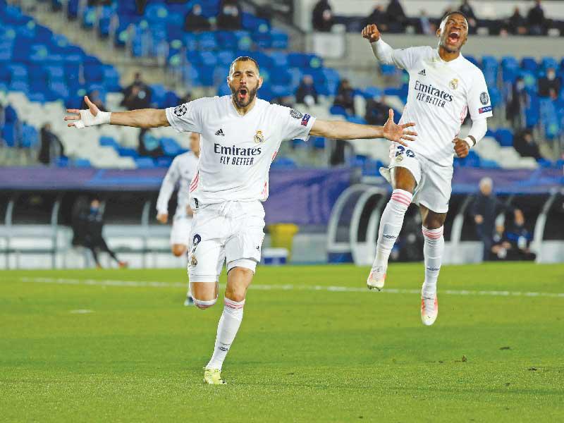 بنزيمة نجم ريال مدريد يحتفل بهدفه في مرمى أتالانتا