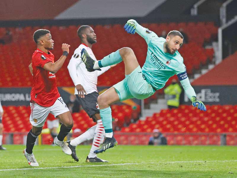 جانب من مباراة الذهاب بين ميلان ومانشستر يونايتد