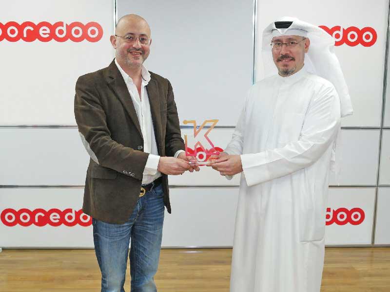 مدير أول إدارة الاتصال المؤسسي، لدى Ooredoo الكويت مجبل الأيوب اثناء تكريمة من الرئيس التنفيذي لمجموعة UCS  عبدالفتاح سمارة