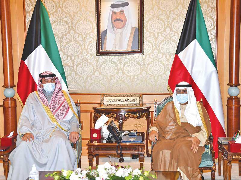 سمو نائب الأمير وولي العهد الشيخ مشعل الأحمد مستقبلاً رئيس مجلس الوزراء سمو الشيخ صباح الخالد أمس