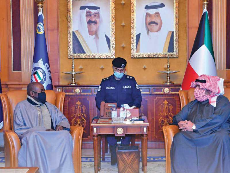  وزير الداخلية، الشيخ ثامر العلي مستقبلاً سفير جمهورية السنغال لدى البلاد، عبدالأحد إمباكي