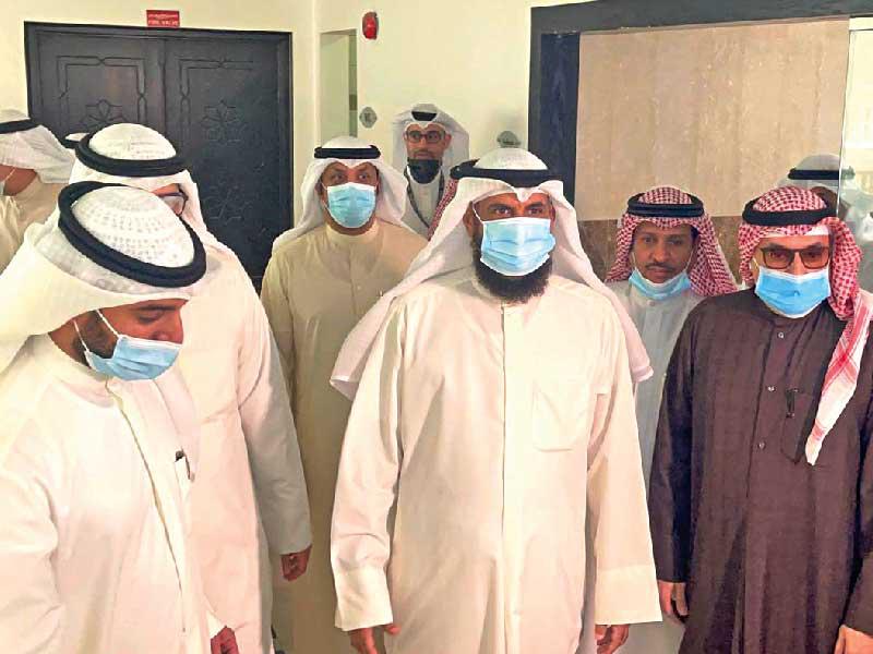  وزير الكهرباء والماء والطاقة المتجددة، وزير الشؤون الاجتماعية والتنمية المجتمعية د. مشعان العتيبي خلال افتتاح مقر الجمعية أمس