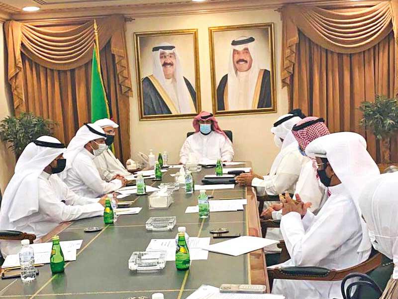 المحافظ الخالد مترئساً الاجتماع أمس