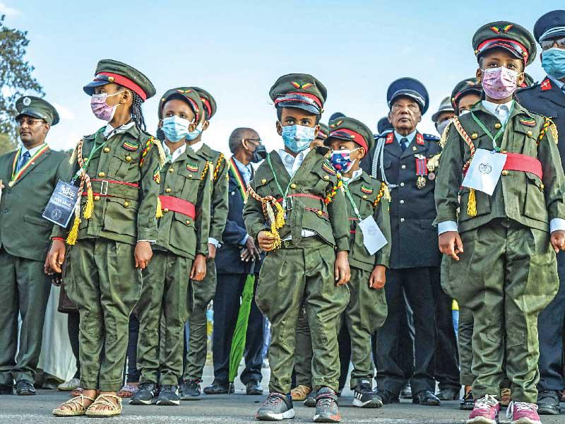 أطفال يرتدون أزياء عسكرية خلال احتفال بذكرى الاستقلال في أديس أبابا أوائل الشهر الجاري  (أ ف ب)