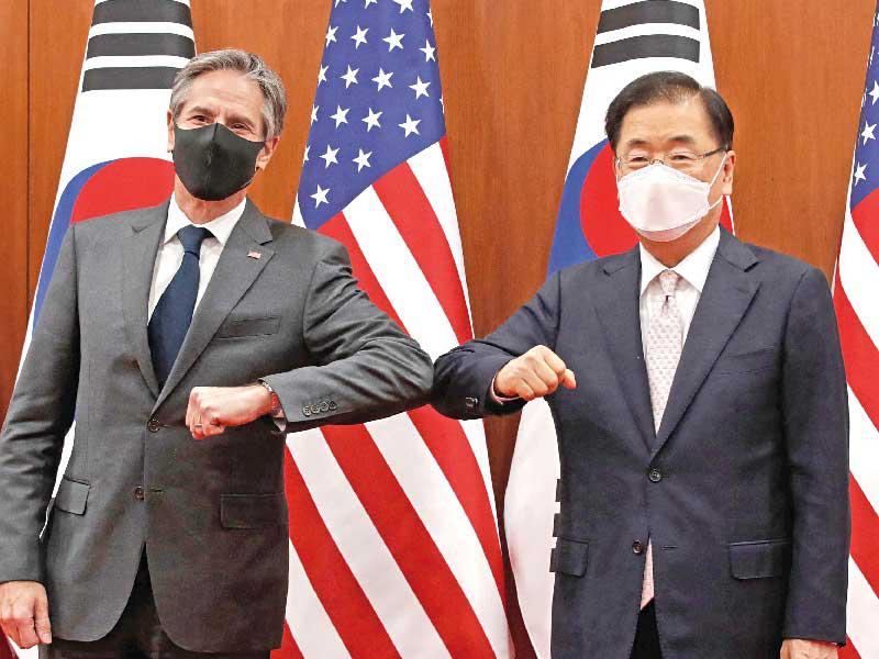 مصافحة بين بلينكن ونظيره الكوري الجنوبي في سيول أمس    (أ ف ب)