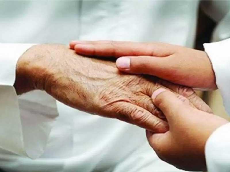 عاق يصفع والدته التسعينية ويركلها