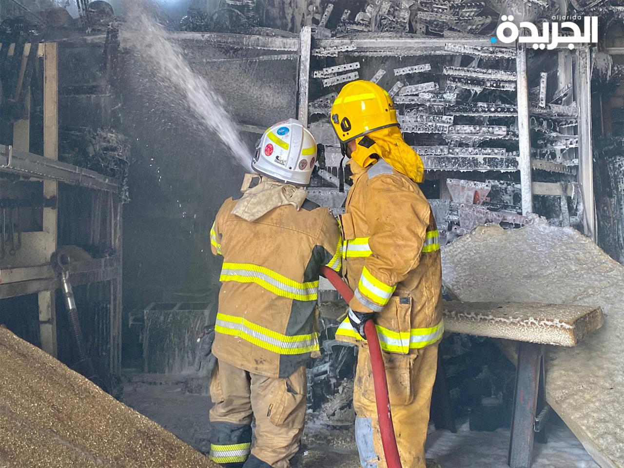 الاطفاء يكافح الحريق