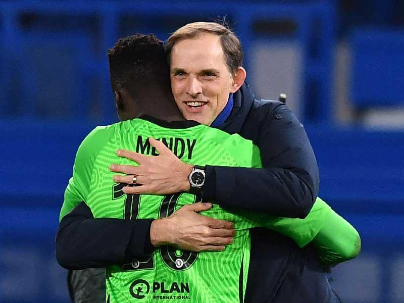 المدير الفني لتشلسي الإنكليزي  الألماني توماس توخيل وحارس المرمى ميندي